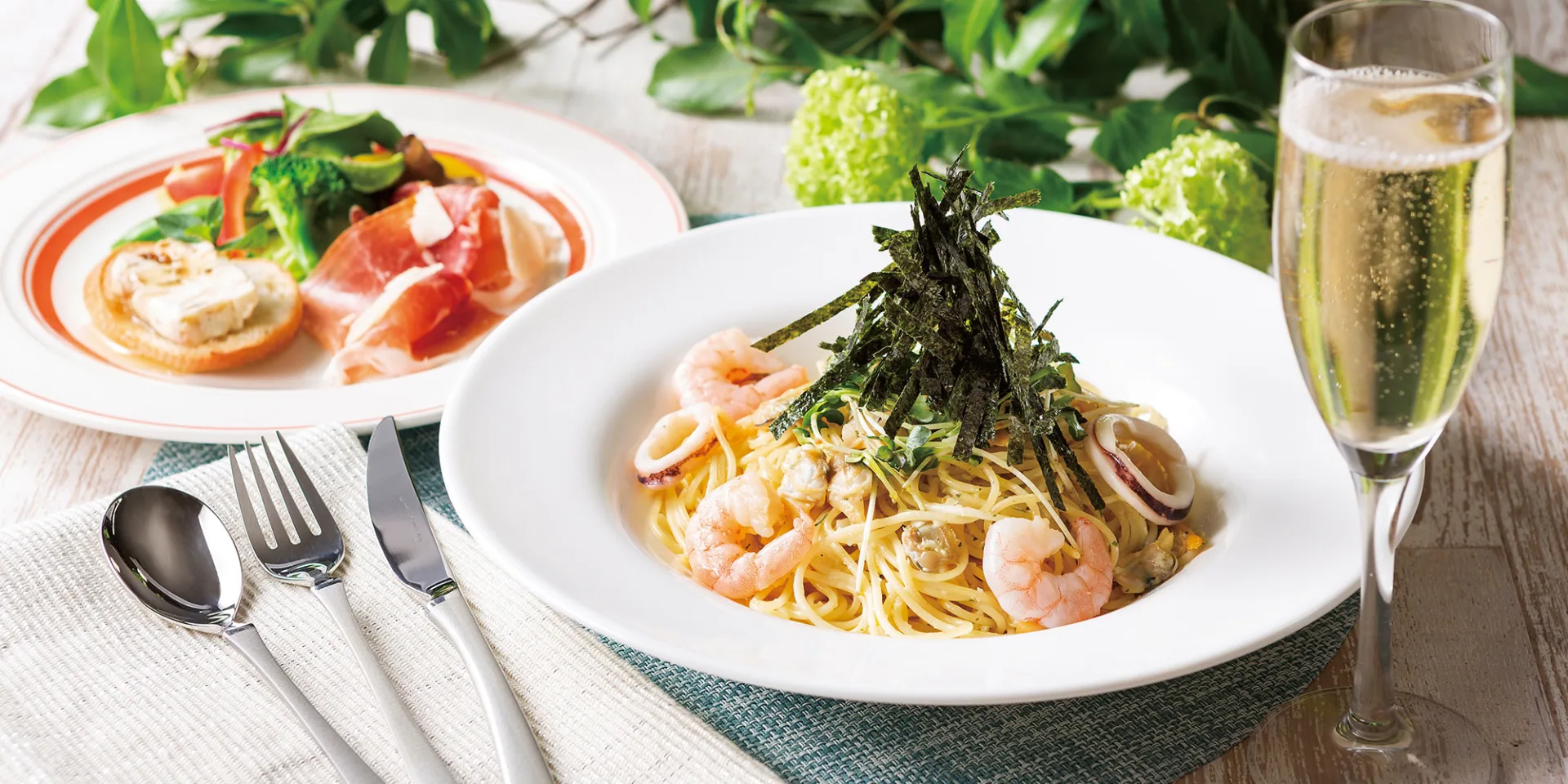 タパス風スパゲティと前菜、スパークリングワイン